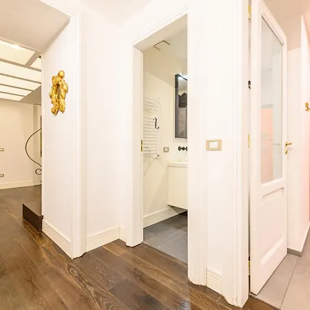 شقة Via Carlo De Cesare 15 *