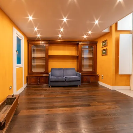 Via Carlo De Cesare 15 شقة