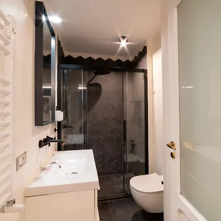 شقة Via Carlo De Cesare 15 *