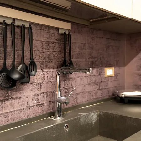 Via Carlo De Cesare 15 شقة